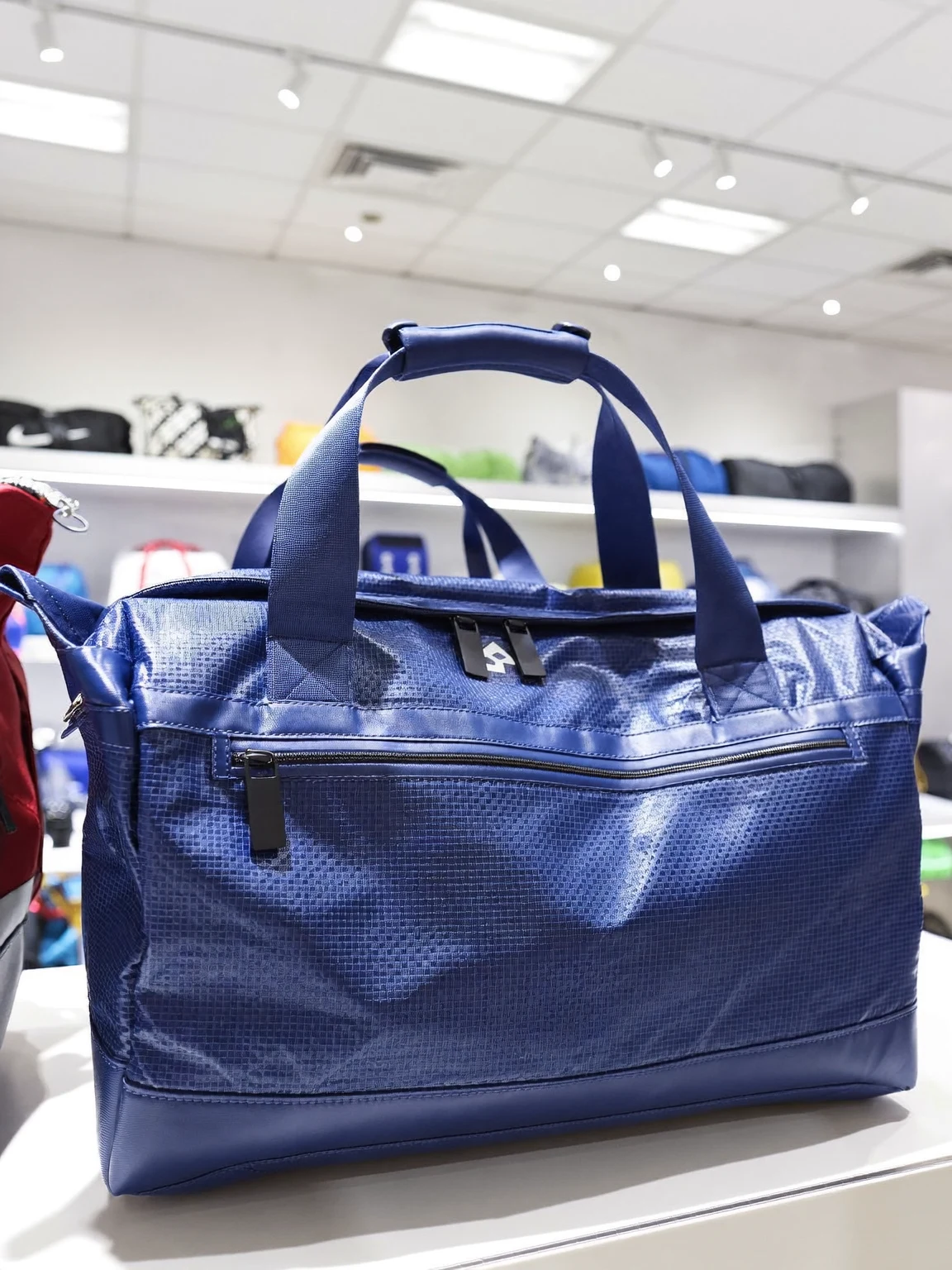 Dettaglio illustrato di scomparti e chiusure di una borsa